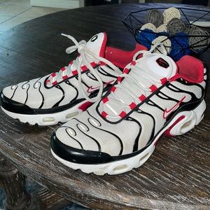 Size 6.5 Nikes men ,womens size 8…has signs of wear but still have life left.